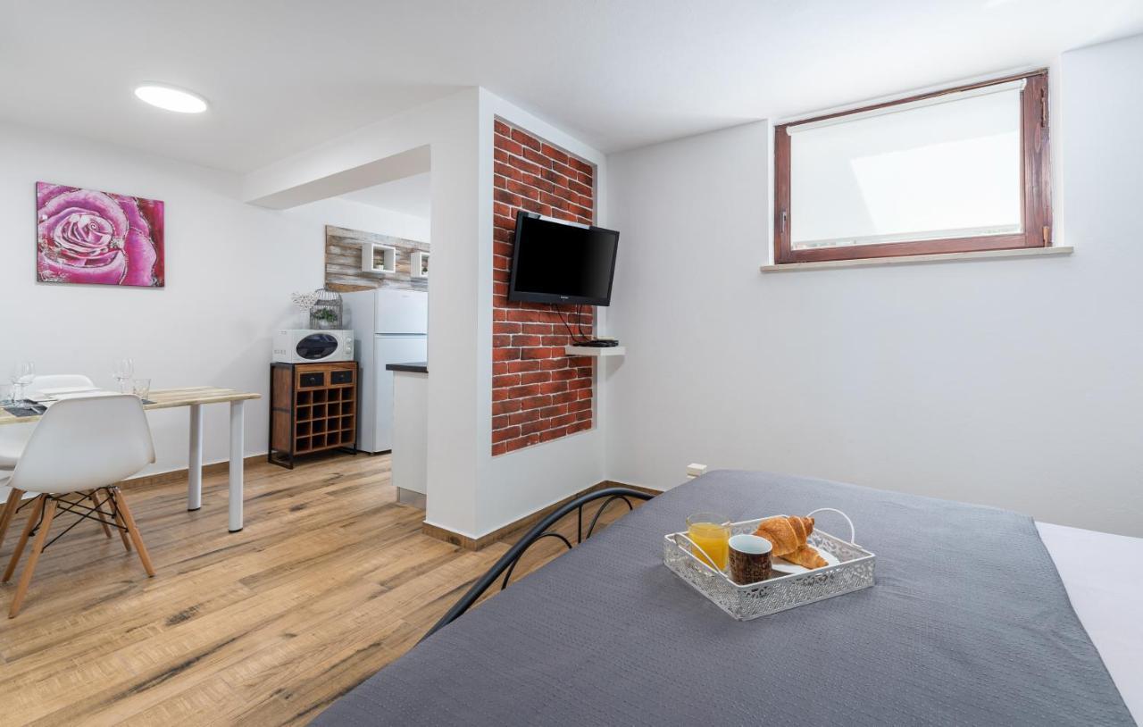 Apartments Ariana Umag Bagian luar foto